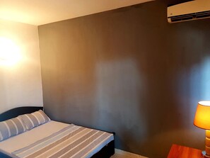 Appartement Ville, 1 lit double et 1 canapé-lit, fumeur | 1 chambre, rideaux d’obscurcissement, fer et planche à repasser