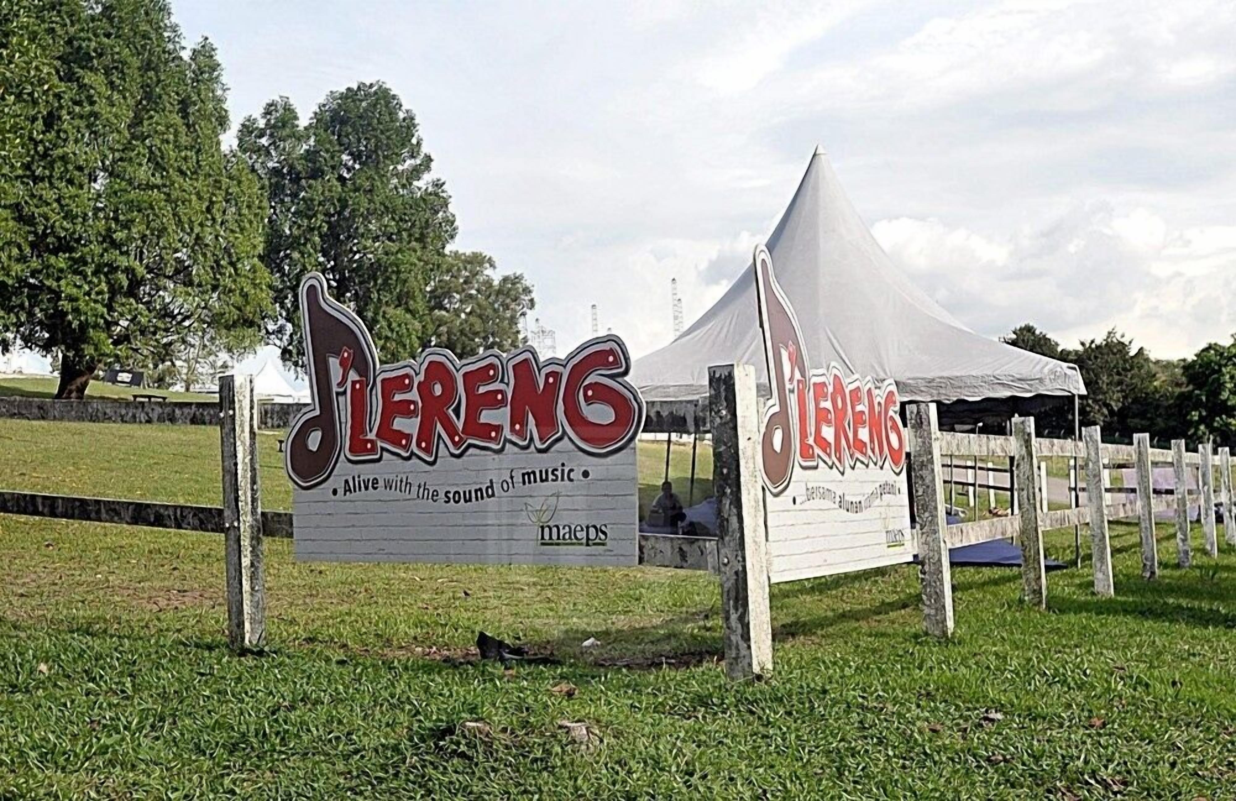 Um sinal para 'Jlereng' com uma tenda ao fundo.