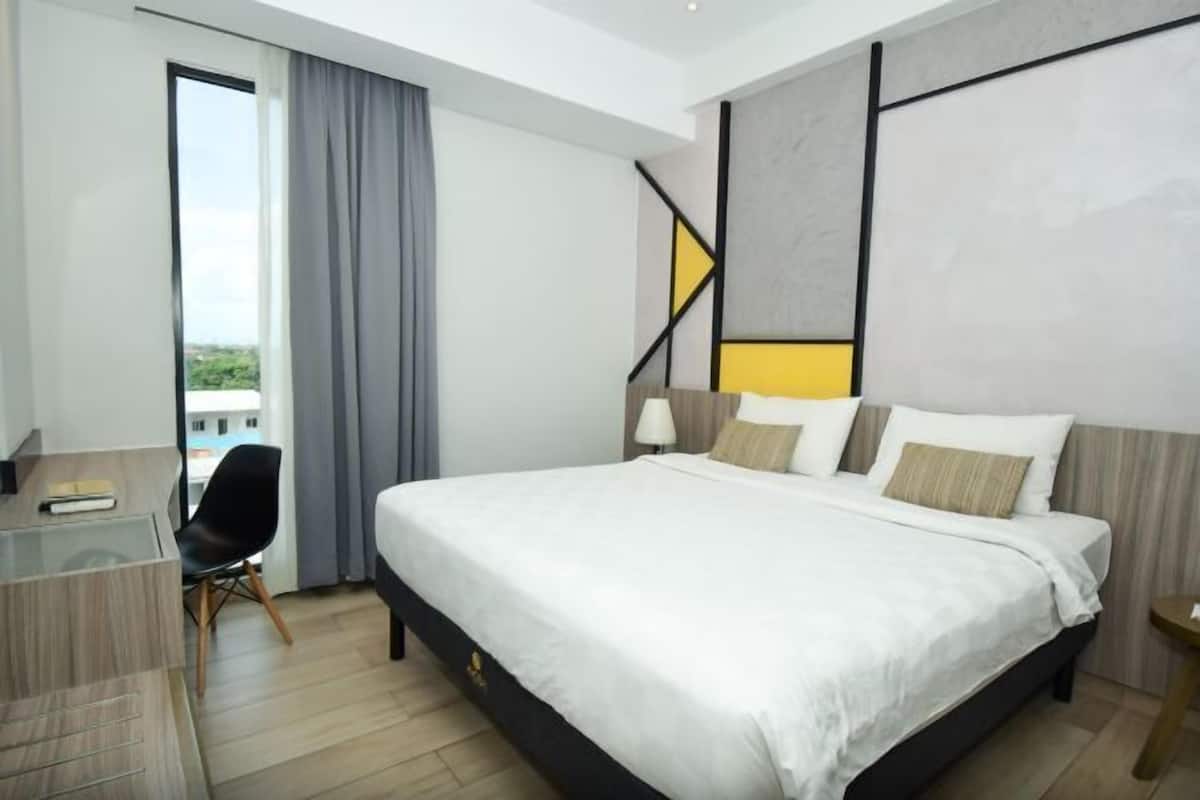 Minibar, in-room safe, desk, iron/ironing board
