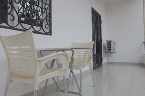 Deluxe Apartment, 1 Queen Bed, Golf View | Balcony - Les Flamants Rose - Gulfview (Yaoundé)