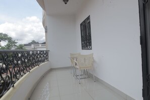 Deluxe Apartment, 1 Queen Bed, Golf View | Balcony - Les Flamants Rose - Gulfview (Yaoundé)