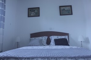Deluxe Apartment, 1 Queen Bed, Golf View | 1 bedroom, individually decorated, individually furnished, desk - Les Flamants Rose - Gulfview (Yaoundé)