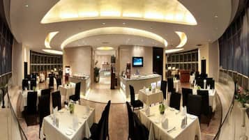 Daily buffet breakfast (CNY 98 per person)