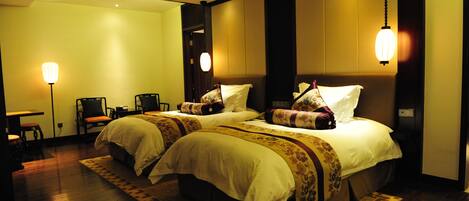 Executive Double or Twin Room | Minibar, in-room safe, desk, blackout drapes