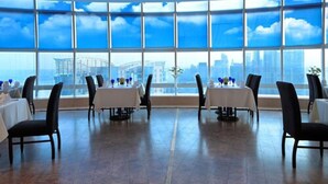 A conference room with a city view, large windows, and a high ceiling. - Hangzhou Tianyuan Tower Hotel (Hangzhou)