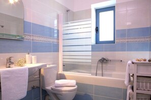 Villa, 3 Bedrooms | Bathroom | Hair dryer, towels