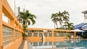 A swimming pool with tiled flooring and a surrounding walkway. - OYO 145 Pattaya Bed Boutique (Pattaya)