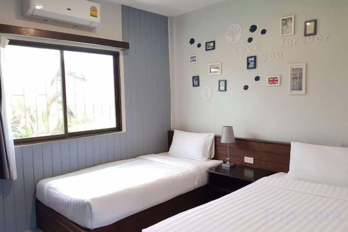 Minibar, desk, free WiFi, bed sheets