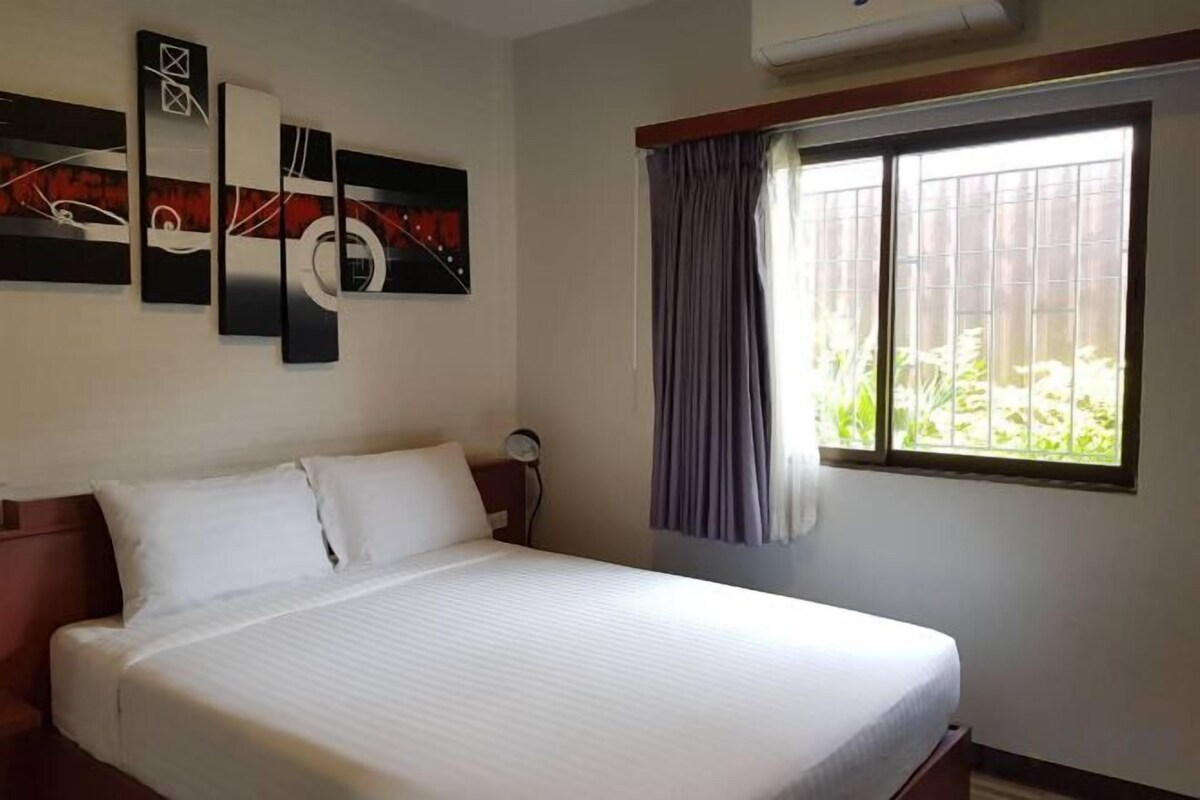 Minibar, desk, free WiFi, bed sheets