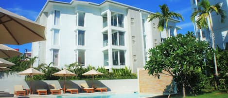 2 outdoor pools, pool umbrellas, pool loungers