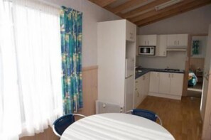 Fridge, microwave, stovetop, electric kettle - Tuross Lakeside Tourist Park (Tuross Head)