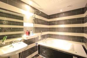 Combined shower/tub, jetted tub, free toiletries, hair dryer