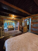 Minibar, free WiFi, bed sheets