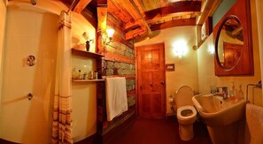 Dusche, kostenlose Toilettenartikel, Handtücher