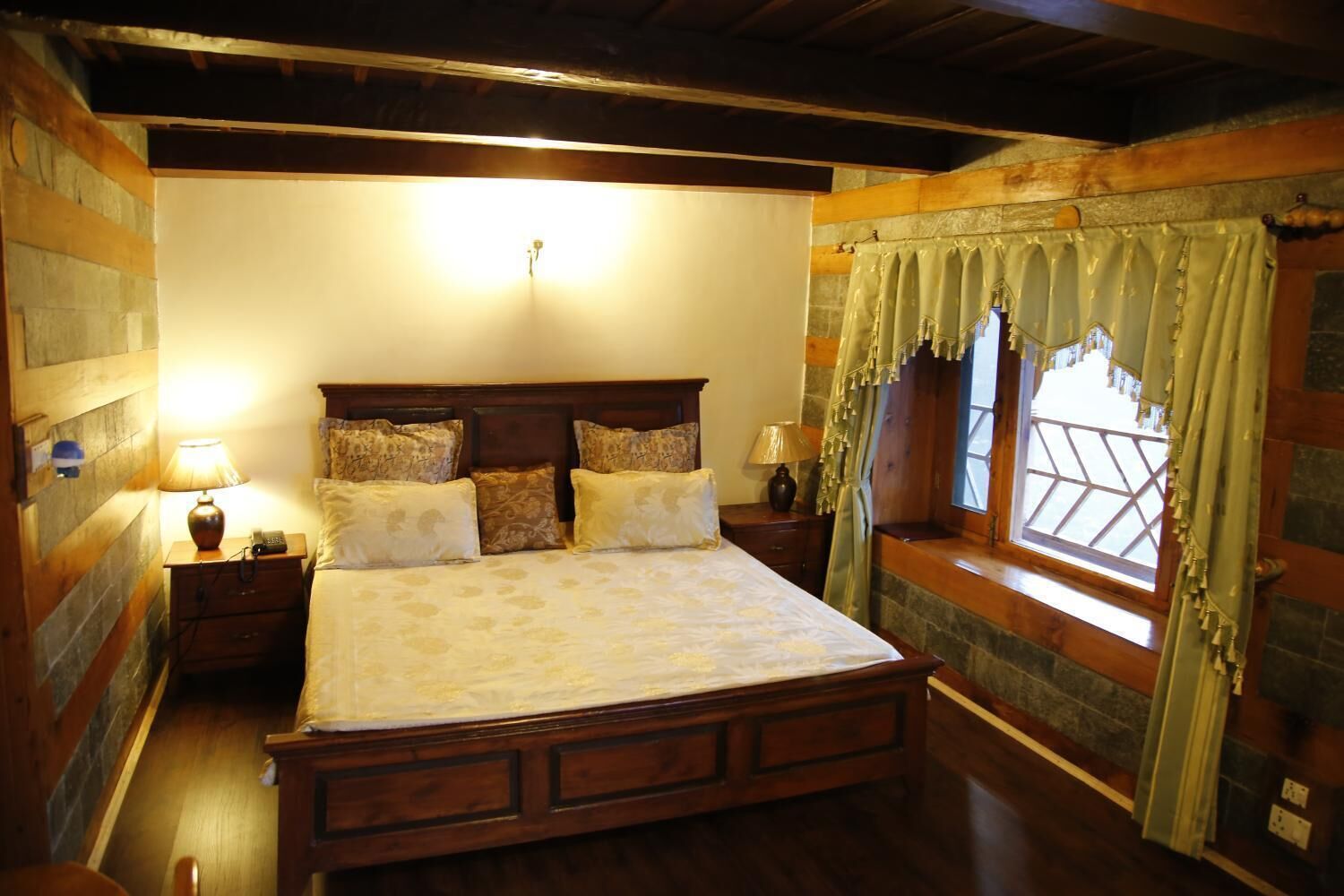 Minibar, WiFi (free), bed sheets