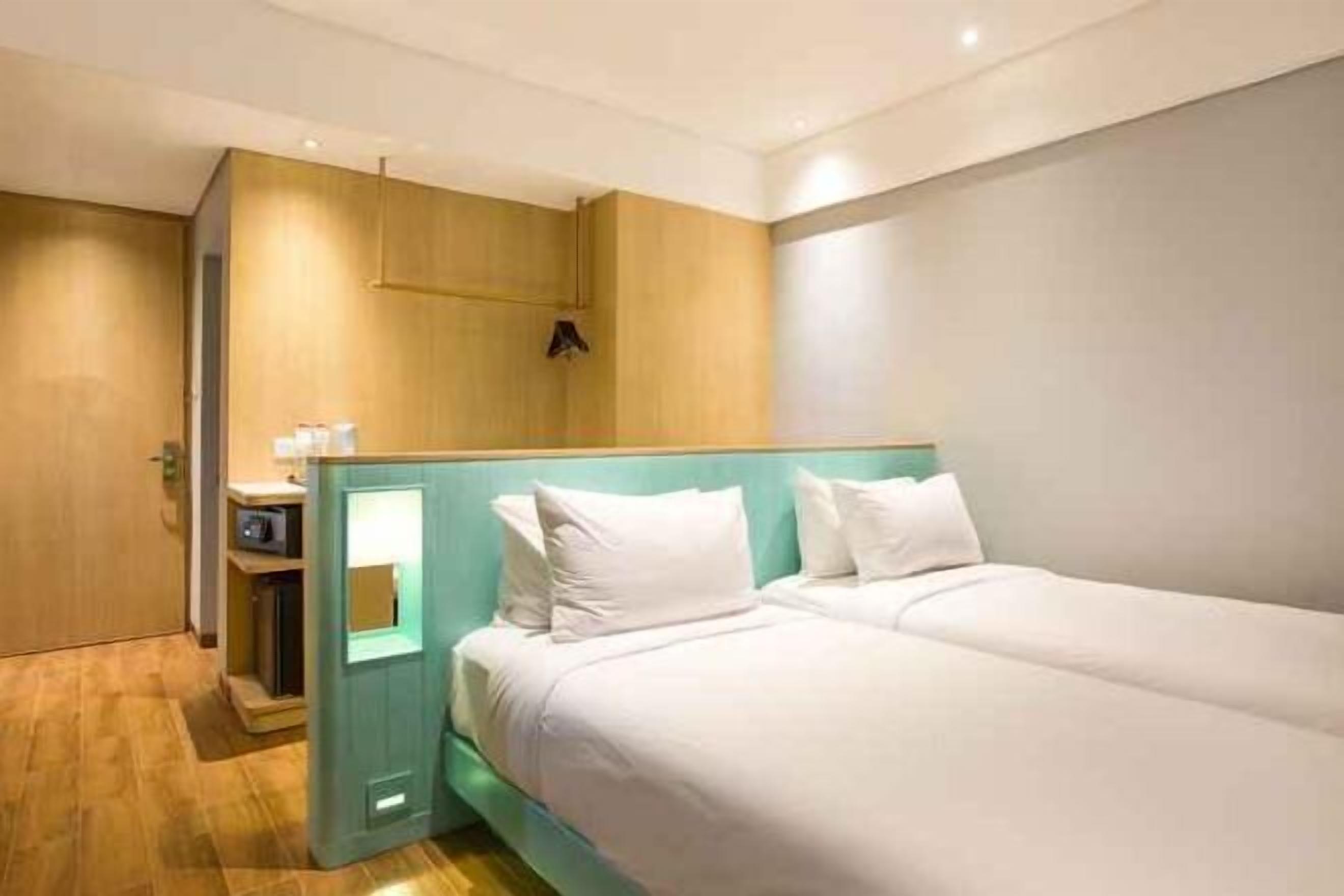 Coffre-fort, système d’insonorisation, fer et planche à repasser