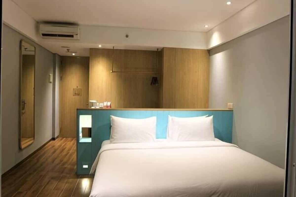 In-room safe, soundproofing, iron/ironing board, free WiFi