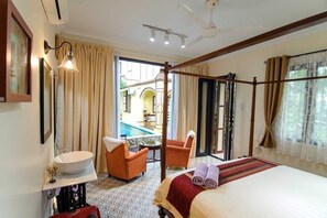 Pool Chalet | Soundproofing, iron/ironing board, free WiFi, bed sheets