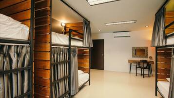 12-Bed Mixed Dormitory With Shared Bathroom | Brankas, meja kerja, ruang kerja ramah laptop, dan tirai kedap cahaya