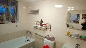Buồng tắm vòi sen, máy sấy tóc, dép đi trong nhà
