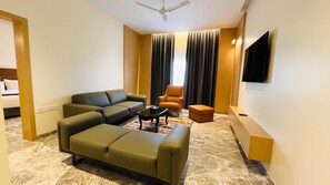 Estudi en suite júnior | Sala d'estar | Televisor LCD de 32 polzades amb canals per satèl·lit i televisor 