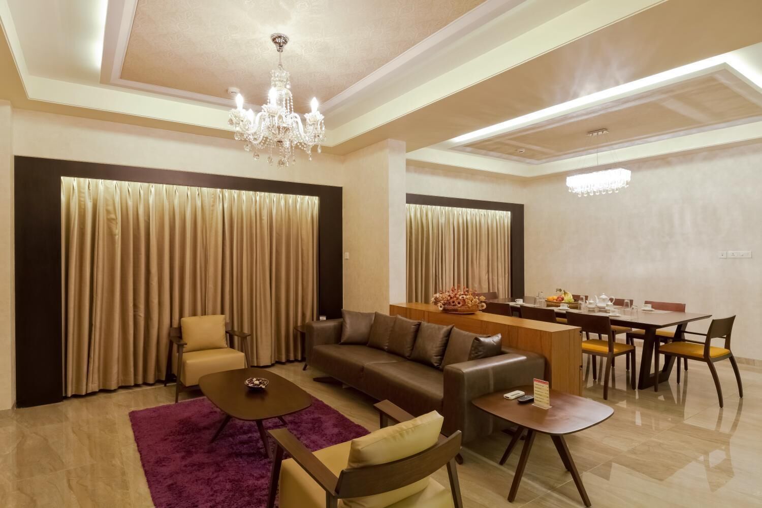 Una sala de estar moderna con sofá, mesa de centro y comedor.