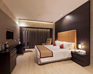 Premium bedding, in-room safe, blackout drapes, soundproofing