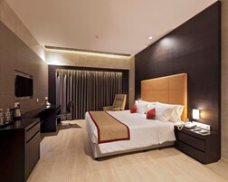 Ropa de cama de alta calidad y caja de seguridad en la habitación 