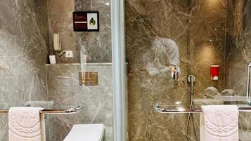 Junior-Studiosuite | Badezimmer | Dusche, Hausschuhe