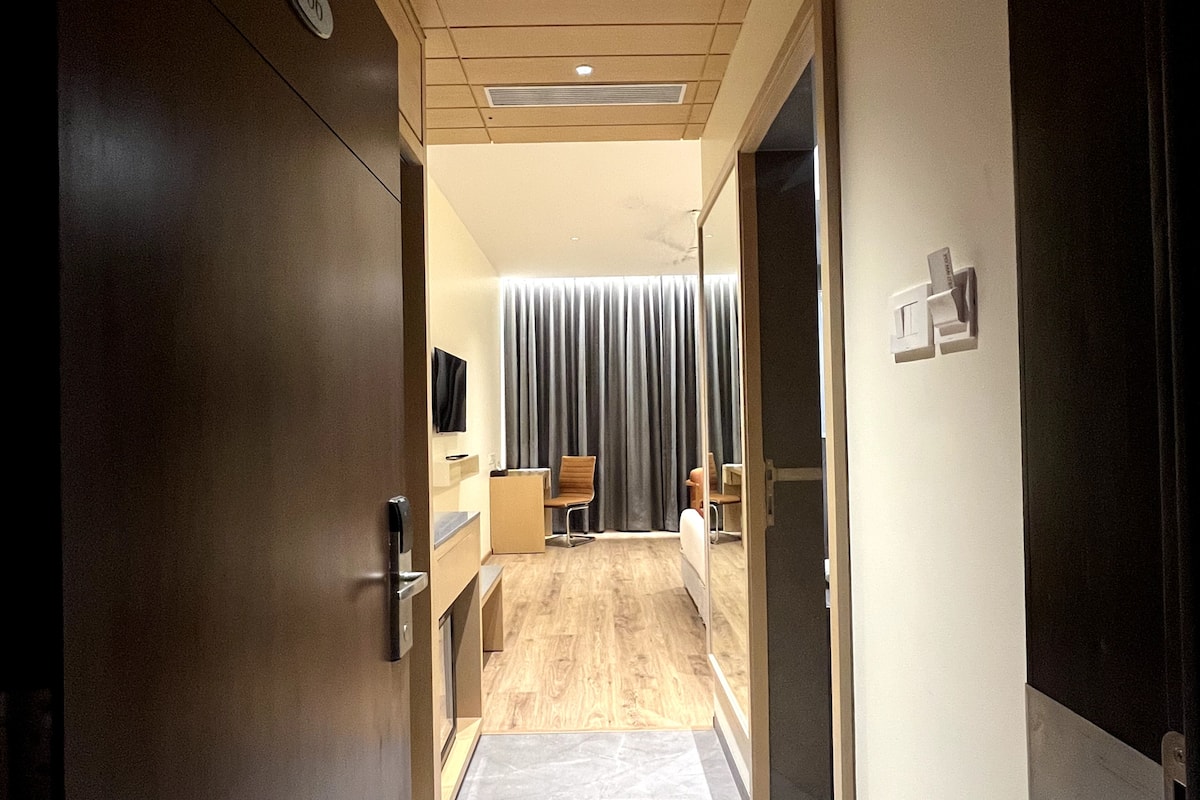 Kamar Double Klub | Seprai premium, brankas, tirai kedap cahaya, dan kedap suara