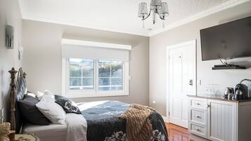 Quarto casal luxo, 1 cama King, para não fumantes | Individualmente decorados, individualmente mobiliados, cortinas blackout