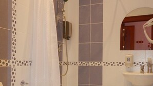 A bathroom with a shower, toilet, and sink. - Guest House na Slobodskoy (St. Petersburg)