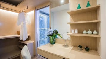 Jacuzzi Suite Double Room | Badrum | Badkar och dusch, djupt badkar, gratis toalettartiklar och hårtork