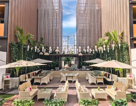 Breakfast served, international cuisine