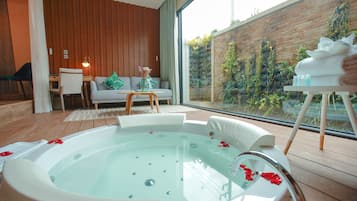 Jacuzzi Suite Double Room | Minibar, in-room safe, blackout curtains, soundproofing