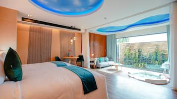Jacuzzi Suite Double Room | Minibar, in-room safe, blackout curtains, soundproofing