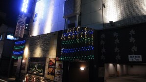 A hotel with a sign reading "HOTEL HISEVEN" and a height limit sign of 1.7m. - NUDA by H-Seven - Adults Only (Yokohama)