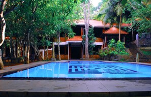 Una piscina al aire libre