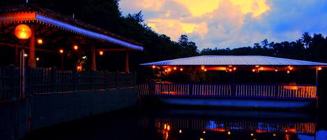 Voorkant accommodatie - avond/nacht