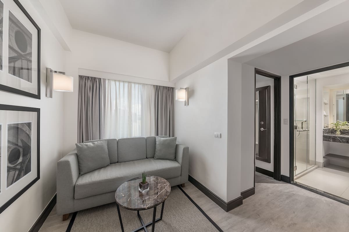 One-Bedroom Premier with 1-King Bed & Club Access | 거실 | 케이블 채널 시청이 가능한 48인치 LED TV, TV