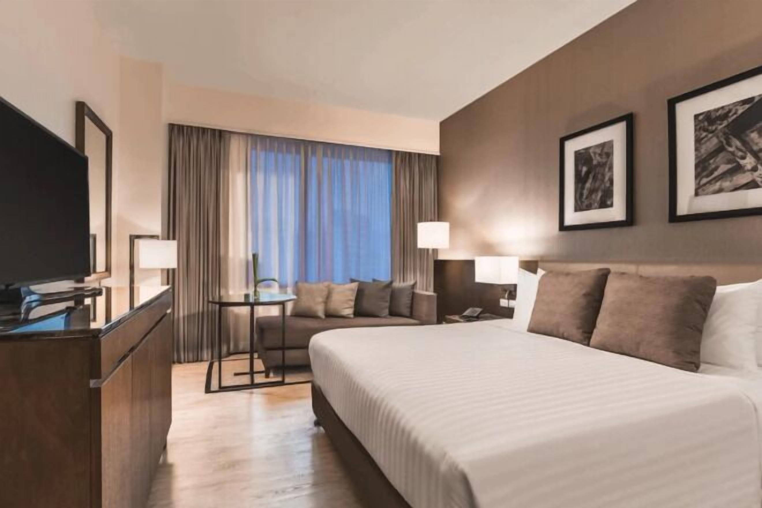 Minibar, coffres-forts dans les chambres, bureau, rideaux occultants