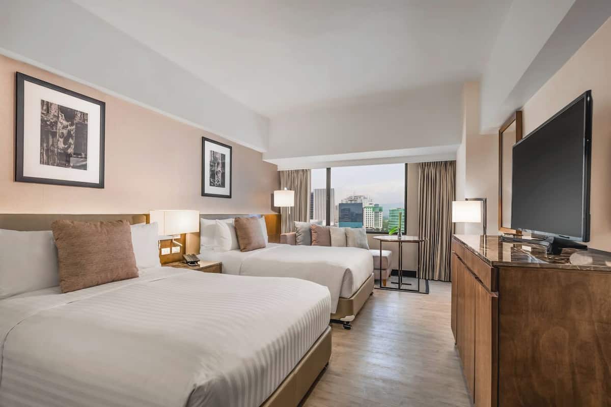 Minibar, caja fuerte, escritorio y cortinas opacas