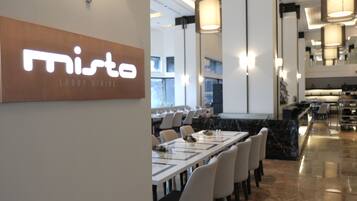 Un área de comedor moderna en el vestíbulo con un cartel que dice