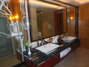 A bathroom with two sinks, a large mirror, and a shower area. - Guangzhou Manguo International Hotel (Guangzhou)
