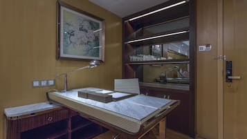 Suíte luxo | Área de estar | TV de tela plana