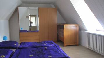 Basic Townhome | Iron/ironing board, bed sheets