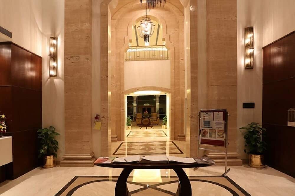 DLF Club 5
