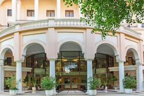 Garden - DLF Club 5 (Gurugram)