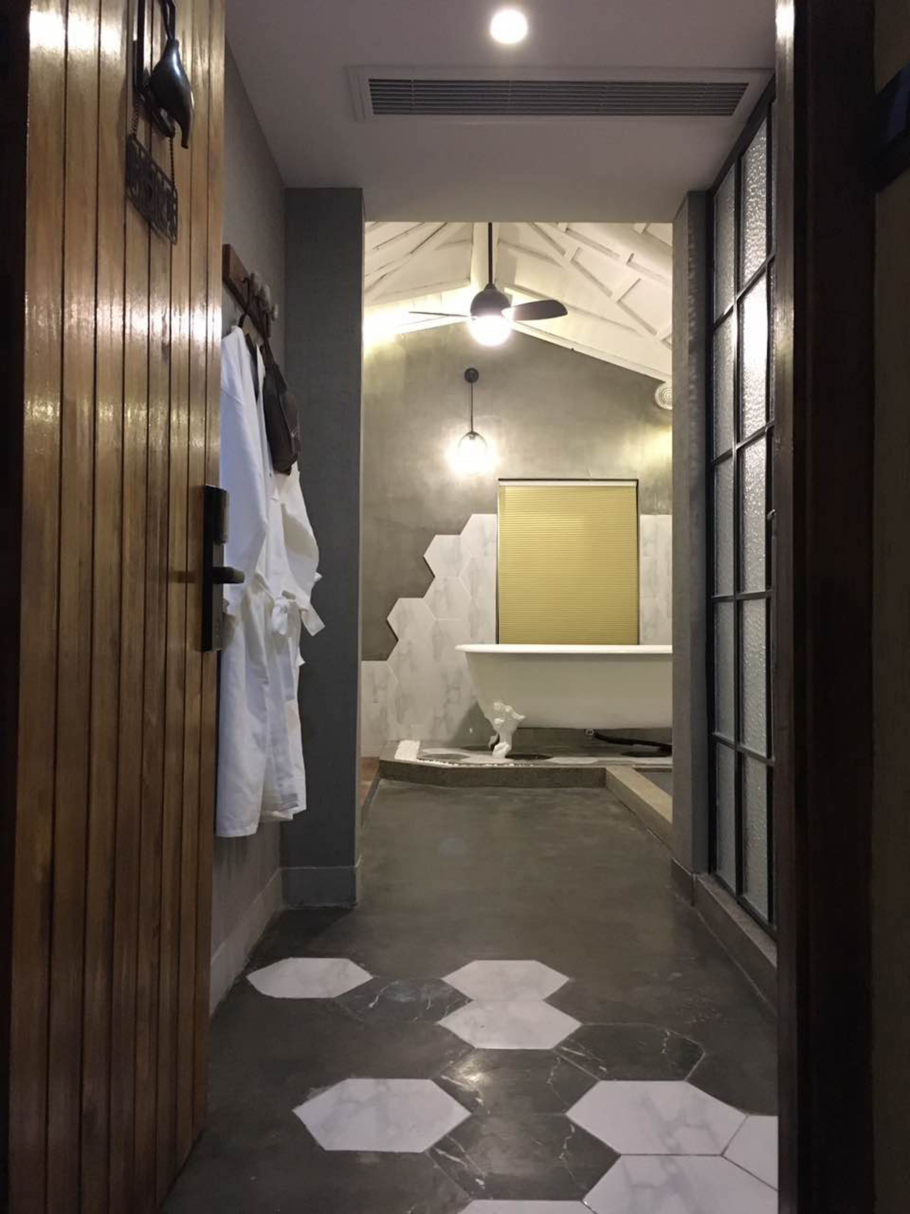 Deluxe Double Room | Bathroom | Free toiletries, hair dryer, slippers