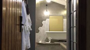 Deluxe Double Room | Bathroom | Free toiletries, hair dryer, slippers